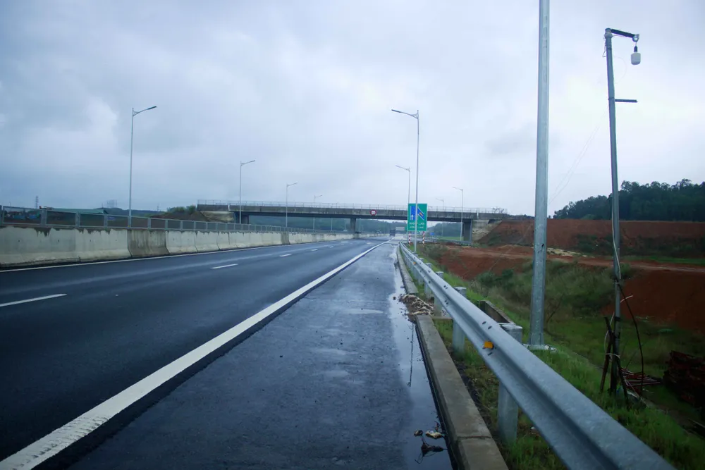 Đã quá 330 ngày chờ lún, vòng xoay Dung Quất nối cao tốc Đà Nẵng - Quảng Ngãi vẫn ngổn ngang ảnh 4