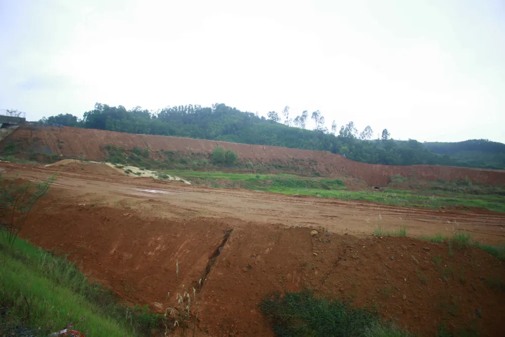 Đã quá 330 ngày chờ lún, vòng xoay Dung Quất nối cao tốc Đà Nẵng - Quảng Ngãi vẫn ngổn ngang ảnh 5