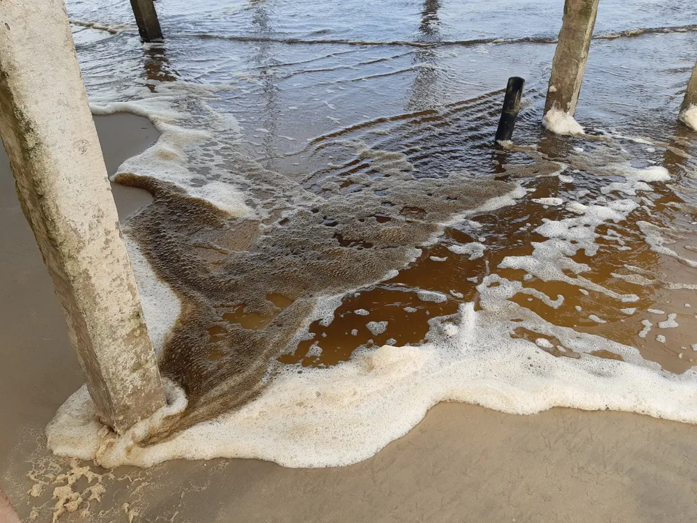 Quảng Ngãi: Nước biển vàng nâu, nổi bọt màu lan rộng đến làng biển Hải Ninh ảnh 3