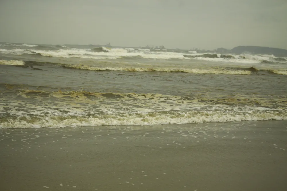 Quảng Ngãi: Nước biển vàng nâu, nổi bọt màu lan rộng đến làng biển Hải Ninh ảnh 1