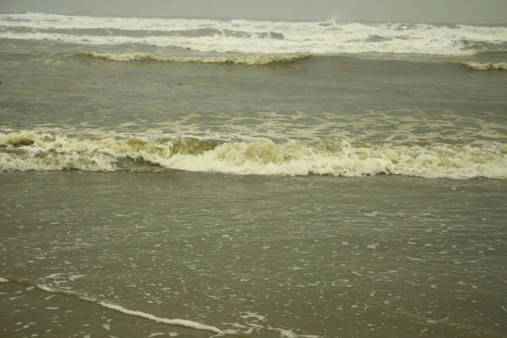 Quảng Ngãi: Nước biển vàng nâu, nổi bọt màu lan rộng đến làng biển Hải Ninh ảnh 4