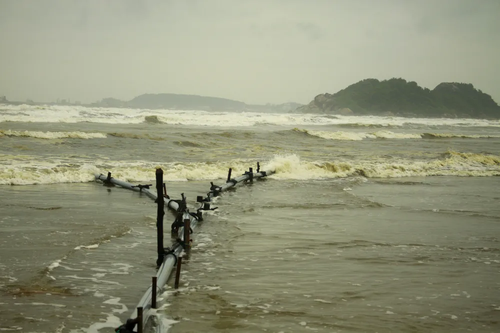 Quảng Ngãi: Nước biển vàng nâu, nổi bọt màu lan rộng đến làng biển Hải Ninh ảnh 5