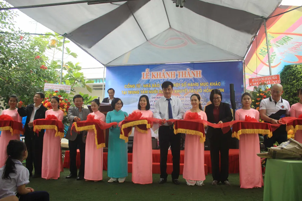 Khánh thành cổng từ và tặng quà cho học sinh Trung tâm nuôi dạy trẻ khuyết tật Võ Hồng Sơn ảnh 1