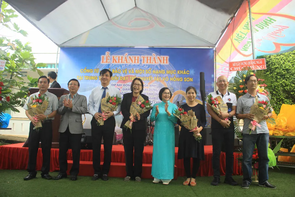 Khánh thành cổng từ và tặng quà cho học sinh Trung tâm nuôi dạy trẻ khuyết tật Võ Hồng Sơn ảnh 5