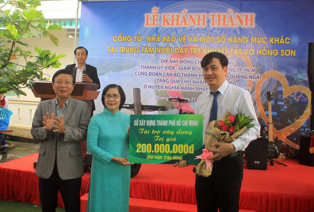 Khánh thành cổng từ và tặng quà cho học sinh Trung tâm nuôi dạy trẻ khuyết tật Võ Hồng Sơn ảnh 2