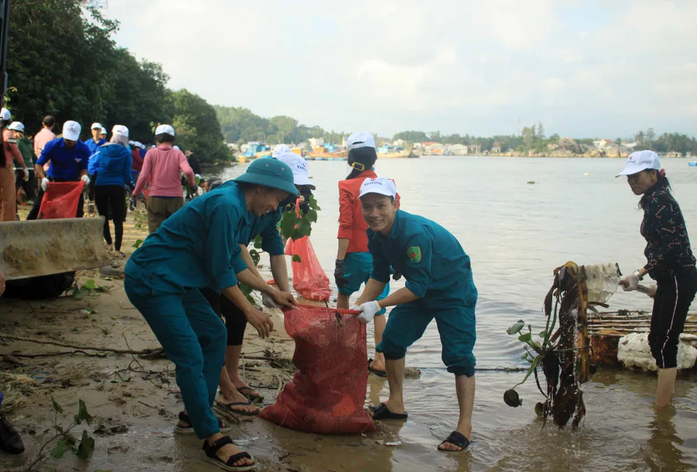 Phát động “Tử tế với sông Trà Bồng” ảnh 4