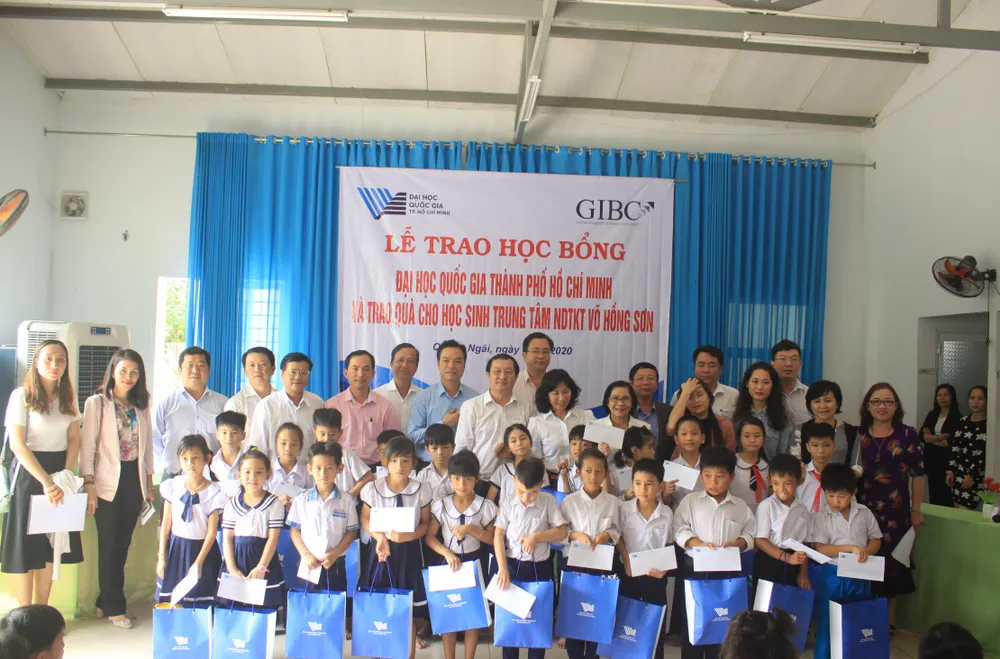 ĐHQG TPHCM trao học bổng cho học sinh Trung tâm Võ Hồng Sơn ảnh 1