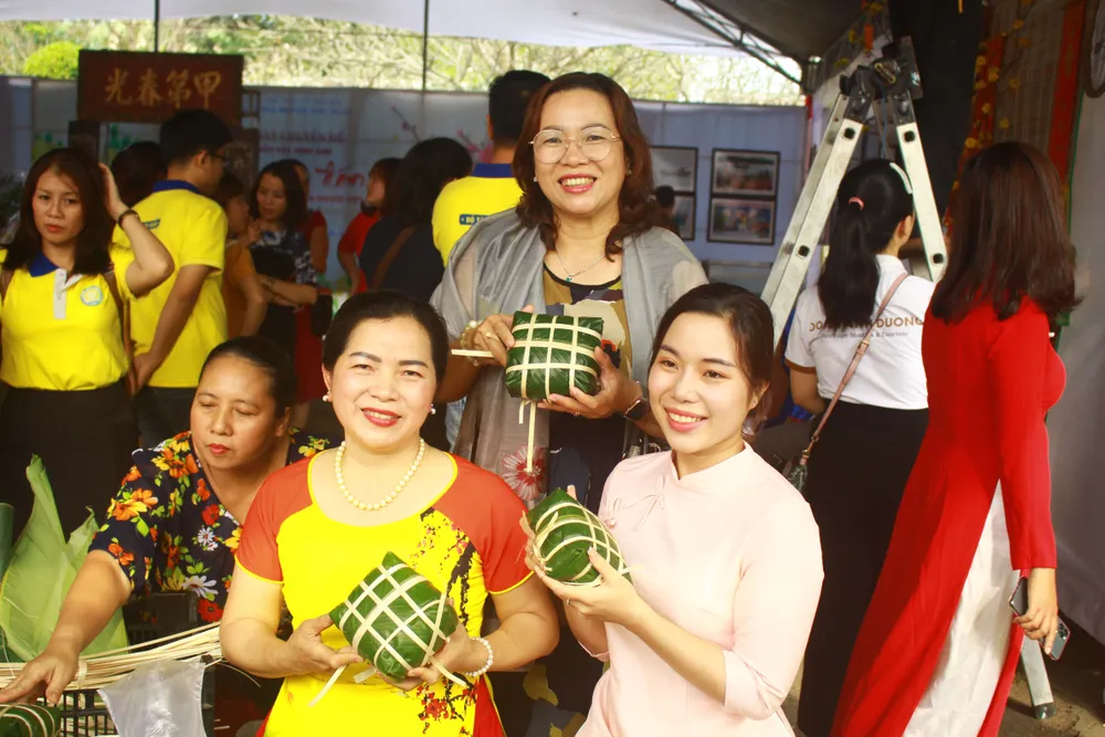 Quảng Ngãi: Nhộn nhịp chợ hoa sớm, hội xuân khai mở ảnh 14