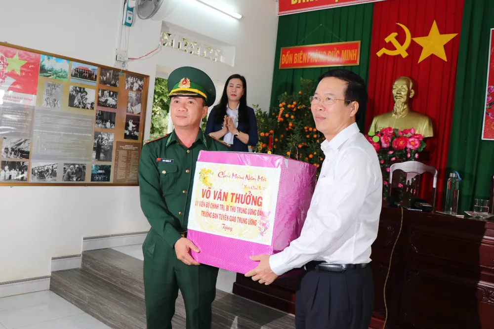 Trưởng ban Tuyên giáo Trung ương Võ Văn Thưởng thăm và chúc tết các chiến sĩ biên phòng ở Quảng Ngãi ảnh 1