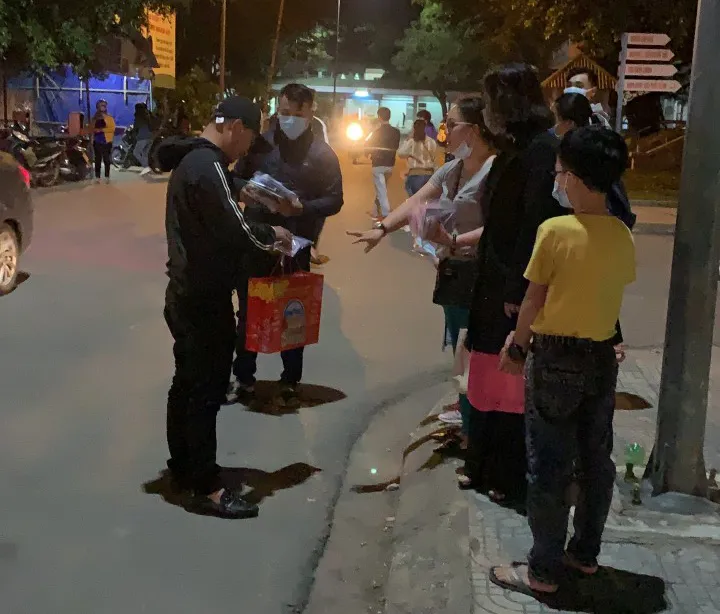 Nhiều nơi ở Quảng Ngãi phát khẩu trang y tế miễn phí phòng virus Corona ảnh 4