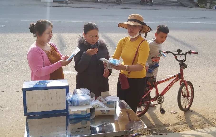 Nhiều nơi ở Quảng Ngãi phát khẩu trang y tế miễn phí phòng virus Corona ảnh 1