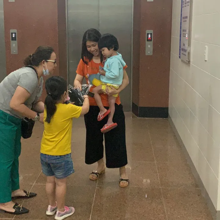 Nhiều nơi ở Quảng Ngãi phát khẩu trang y tế miễn phí phòng virus Corona ảnh 5