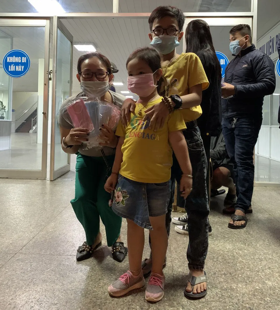 Nhiều nơi ở Quảng Ngãi phát khẩu trang y tế miễn phí phòng virus Corona ảnh 6