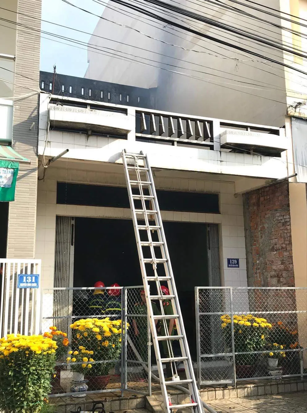 Cháy căn nhà 2 tầng vắng chủ ở Quảng Ngãi ảnh 1