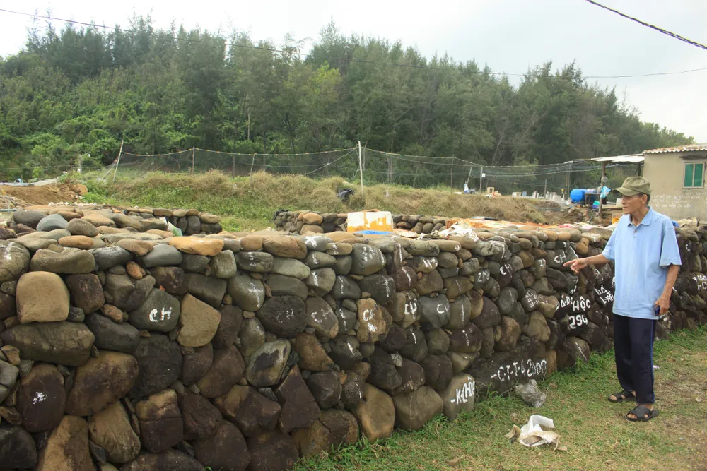 Kỳ lạ ông lão 20 năm xếp đá ảnh 1