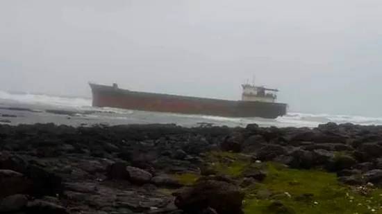 Tàu vận chuyển bị mắc cạn ở gành biển thôn Phước Thiện