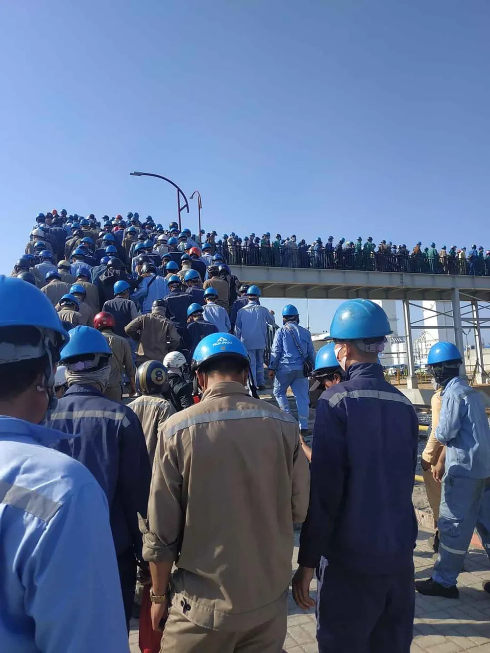  Khắc phục và làm rõ việc chen chúc vào cổng tại Nhà máy thép Hòa Phát Dung Quất ảnh 1