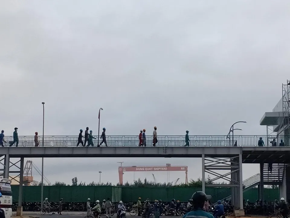  Khắc phục và làm rõ việc chen chúc vào cổng tại Nhà máy thép Hòa Phát Dung Quất ảnh 2