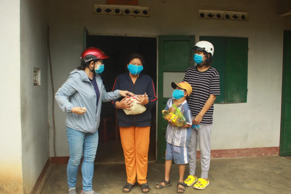 Nhóm từ thiện đến tận nhà tặng gạo các cụ già neo đơn  ảnh 1