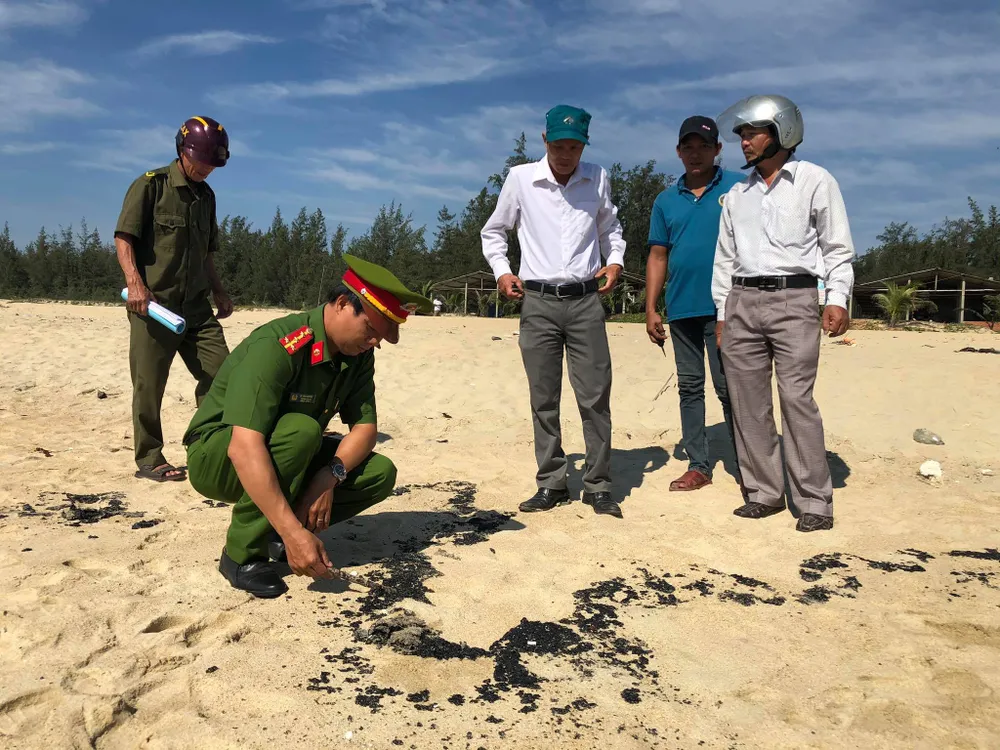 Quảng Ngãi: Xuất hiện “chất lạ” màu đen, dẻo, vón cục trên bãi biển ảnh 2