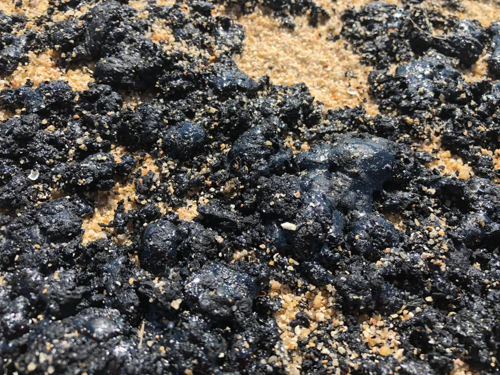 Quảng Ngãi: Xuất hiện “chất lạ” màu đen, dẻo, vón cục trên bãi biển ảnh 3