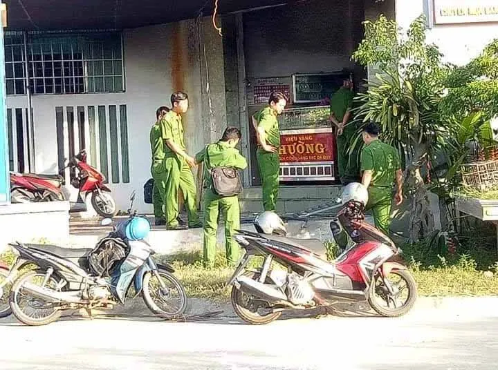  Mang xăng đến đốt tiệm vàng anh trai ảnh 1