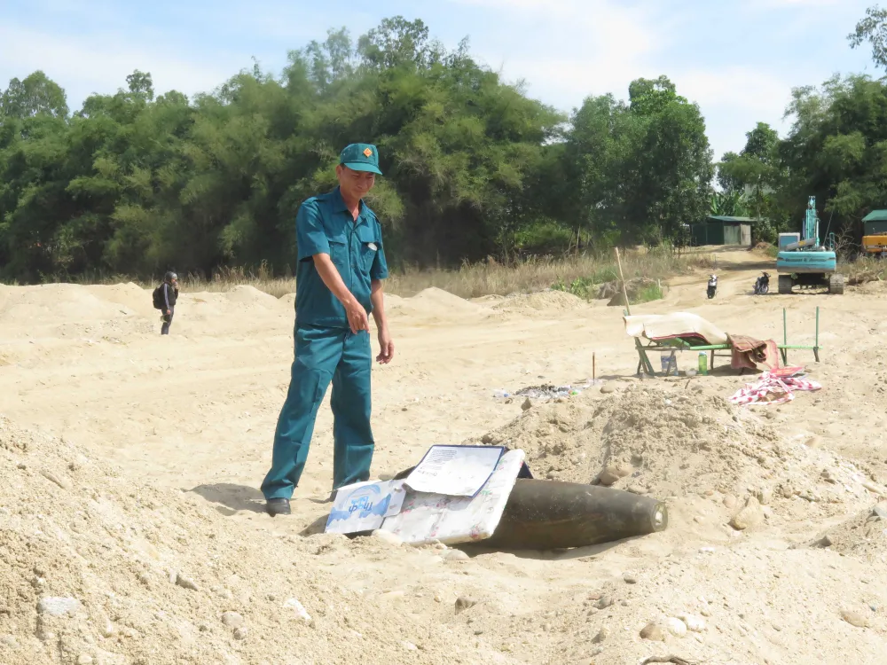 Quảng Ngãi: Phát hiện một quả bom nặng 500kg dưới lòng sông Trà Khúc ảnh 1
