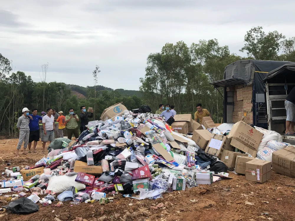 Quảng Ngãi tiêu hủy hàng ngàn sản phẩm bị tịch thu ảnh 1