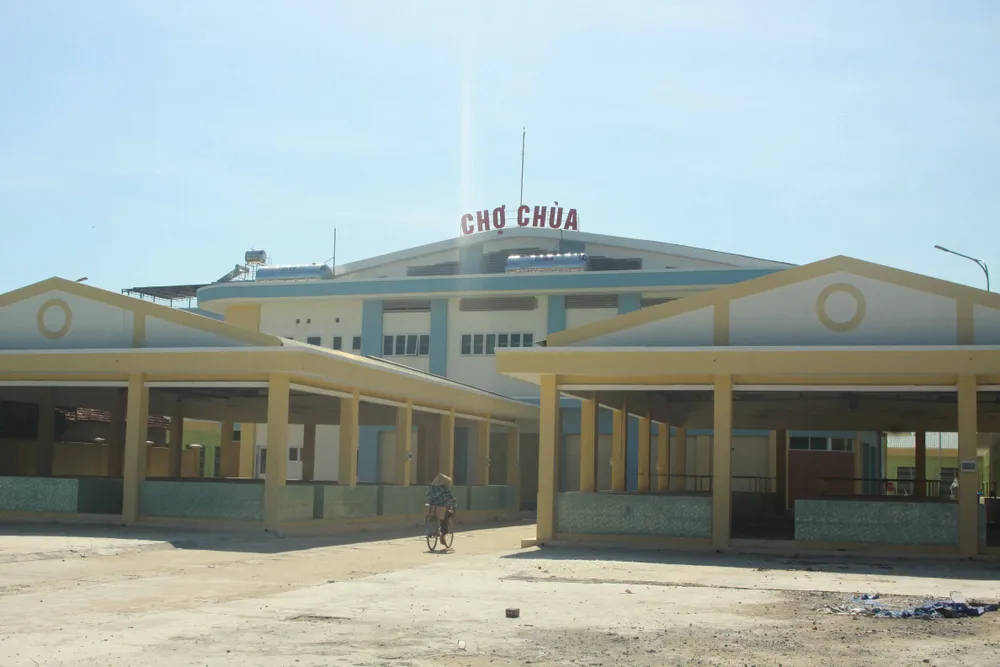 Quảng Ngãi: Xây chợ tiền tỷ, tiểu thương vẫn họp chợ ngoài đường ảnh 1