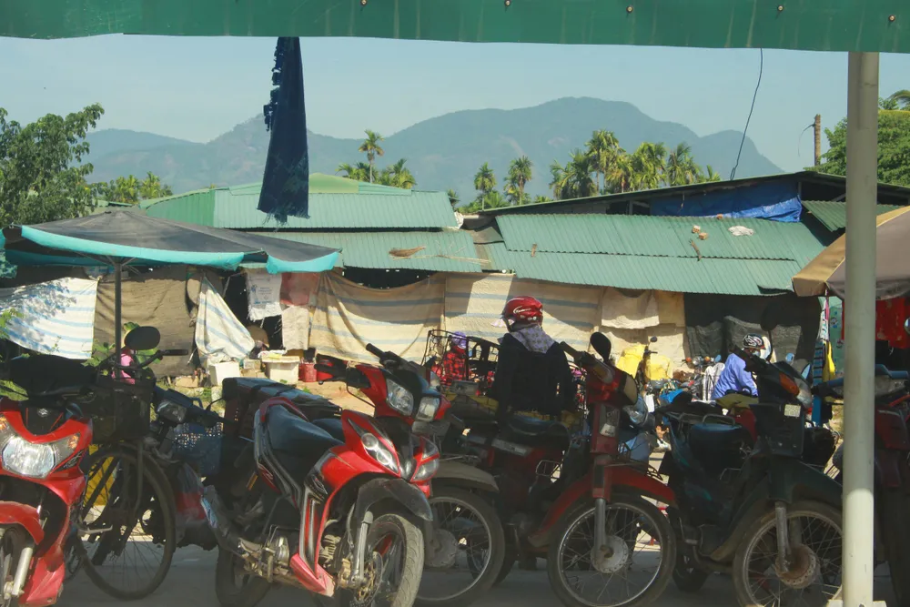 Quảng Ngãi: Xây chợ tiền tỷ, tiểu thương vẫn họp chợ ngoài đường ảnh 4