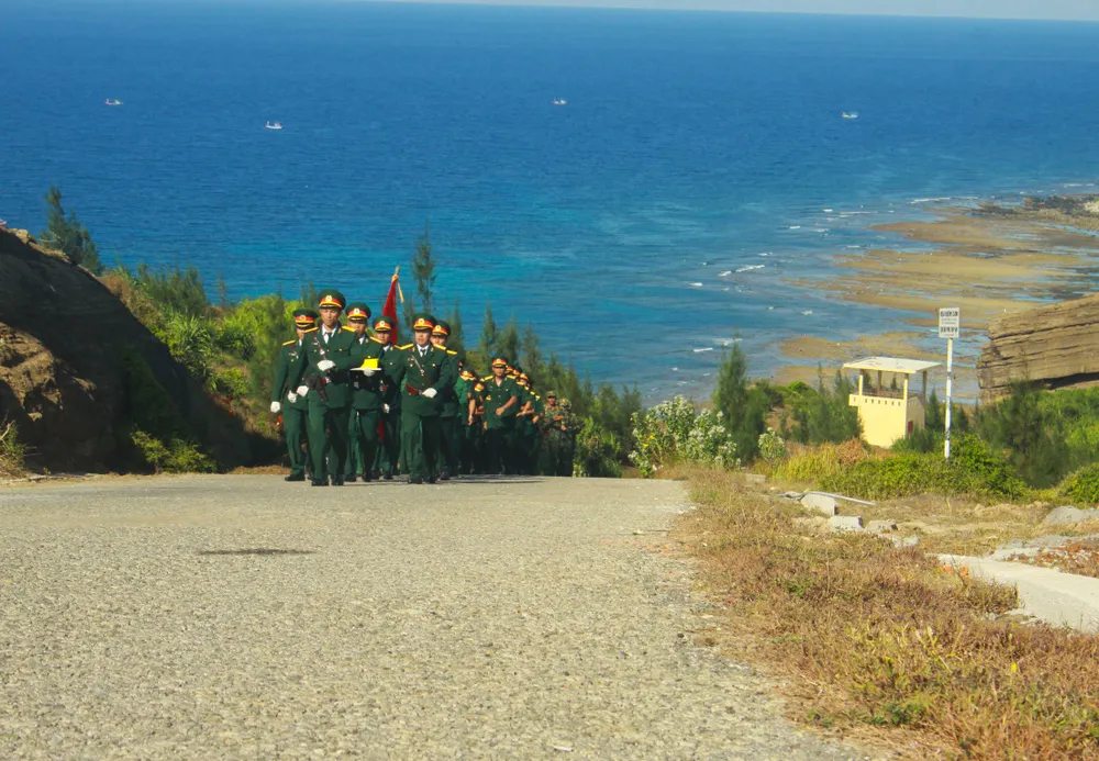 Lễ thượng cờ trên đỉnh Thới Lới, đảo Lý Sơn ảnh 4