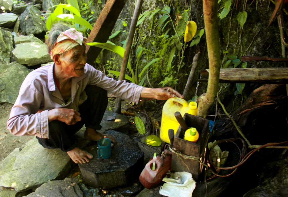 Chuyện người đàn ông hơn 45 năm sống biệt lập giữa núi rừng  ảnh 10