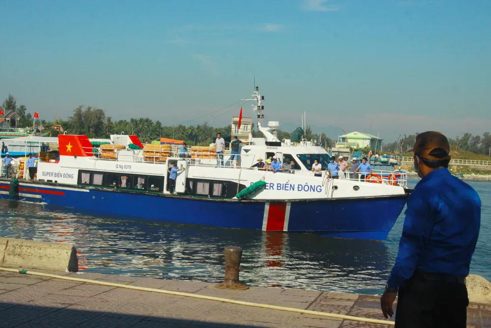 Tăng chuyến tàu đưa hơn 2.000 khách rời đảo Lý Sơn, Quảng Ngãi ảnh 9