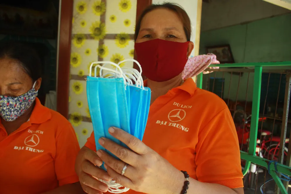 Quảng Ngãi: Cả làng may khẩu trang phát miễn phí chống dịch Covid-19 ảnh 10