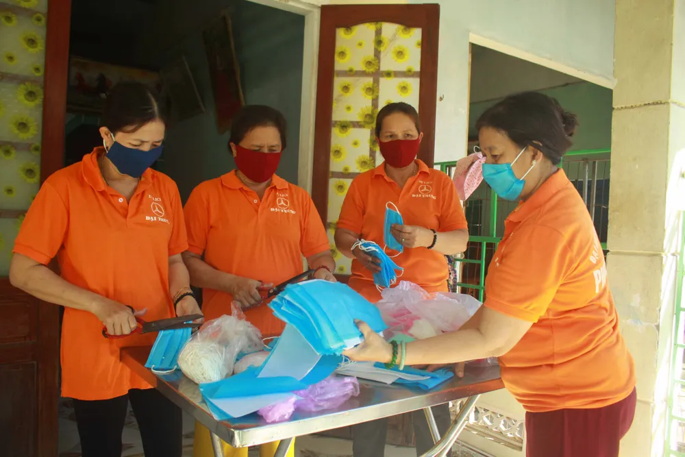 Quảng Ngãi: Cả làng may khẩu trang phát miễn phí chống dịch Covid-19 ảnh 7