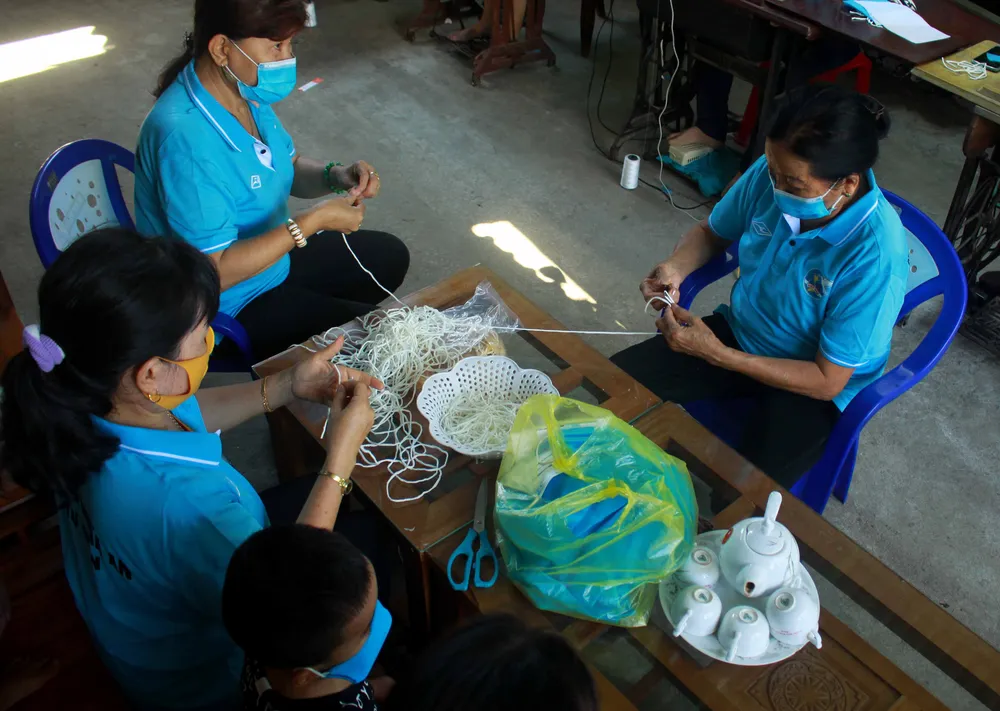 Quảng Ngãi: Cả làng may khẩu trang phát miễn phí chống dịch Covid-19 ảnh 4