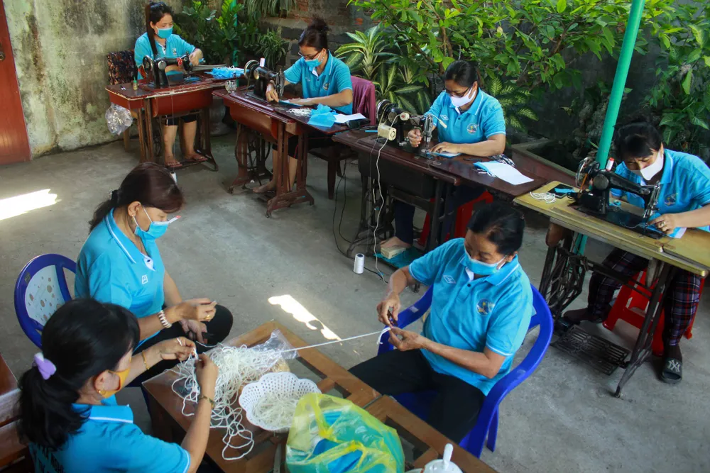 Quảng Ngãi: Cả làng may khẩu trang phát miễn phí chống dịch Covid-19 ảnh 2