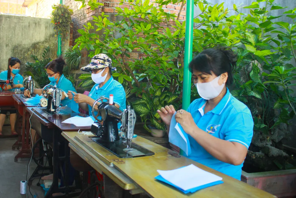 Quảng Ngãi: Cả làng may khẩu trang phát miễn phí chống dịch Covid-19 ảnh 5
