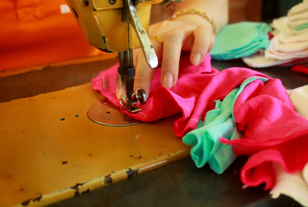 Quảng Ngãi: Cả làng may khẩu trang phát miễn phí chống dịch Covid-19 ảnh 9