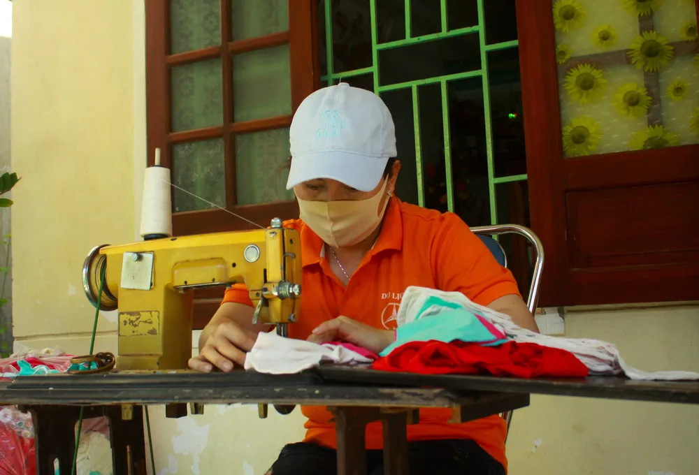 Quảng Ngãi: Cả làng may khẩu trang phát miễn phí chống dịch Covid-19 ảnh 8