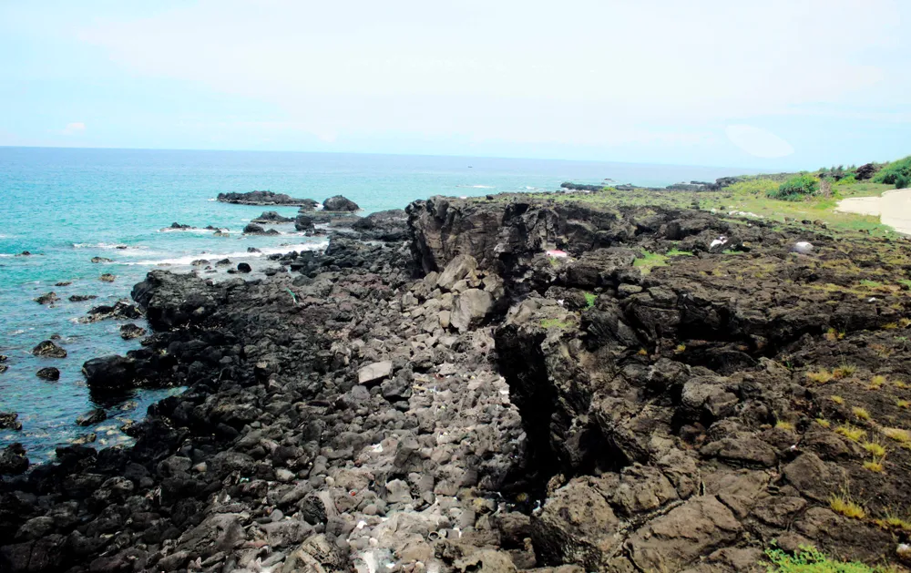 Quảng Ngãi tháo dỡ điểm dừng chân trên “Cánh đồng dung nham” ảnh 2