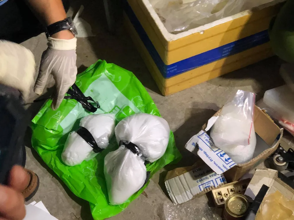Tại hiện trường, công an phát hiện và thu giữ hơn 5kg chất rắn tinh thể màu trắng nghi ma túy