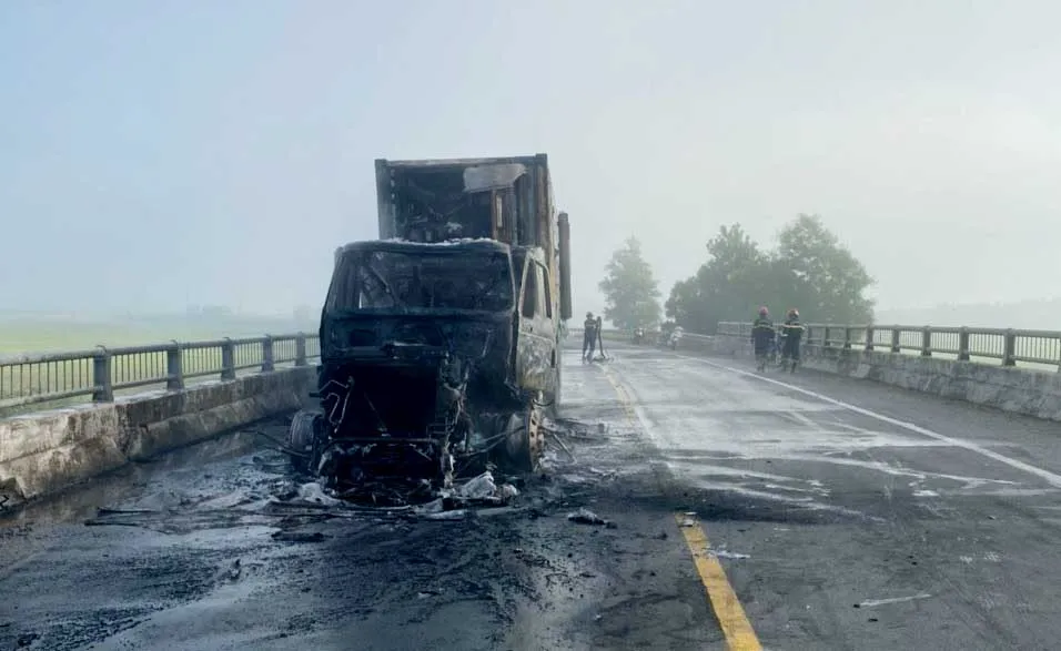 Đang lưu thông, xe container bất ngờ bốc cháy  ảnh 1