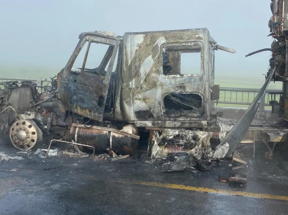 Đang lưu thông, xe container bất ngờ bốc cháy  ảnh 2