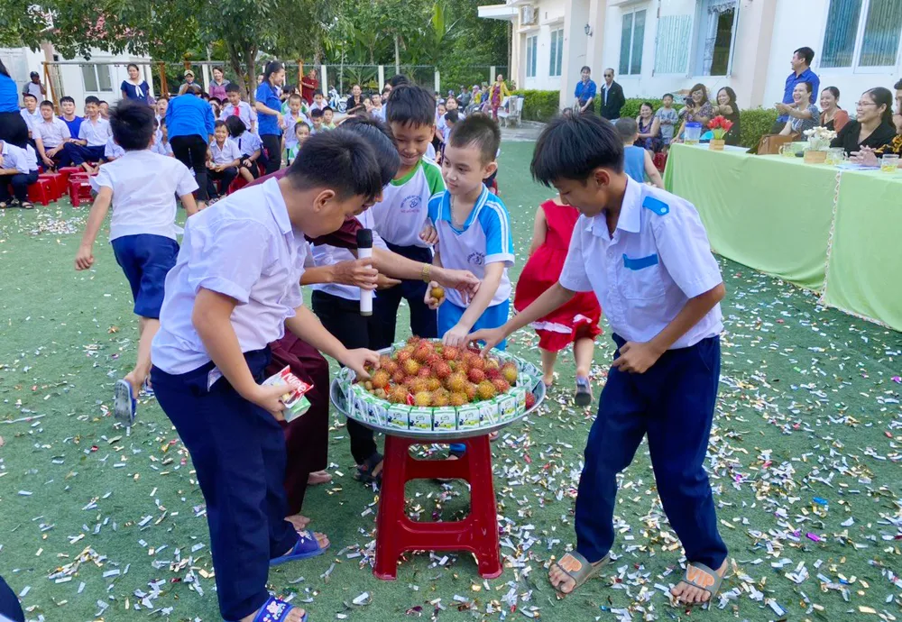 Trung thu đến với các em Trung tâm Nuôi dạy trẻ khuyết tật Võ Hồng Sơn ảnh 6