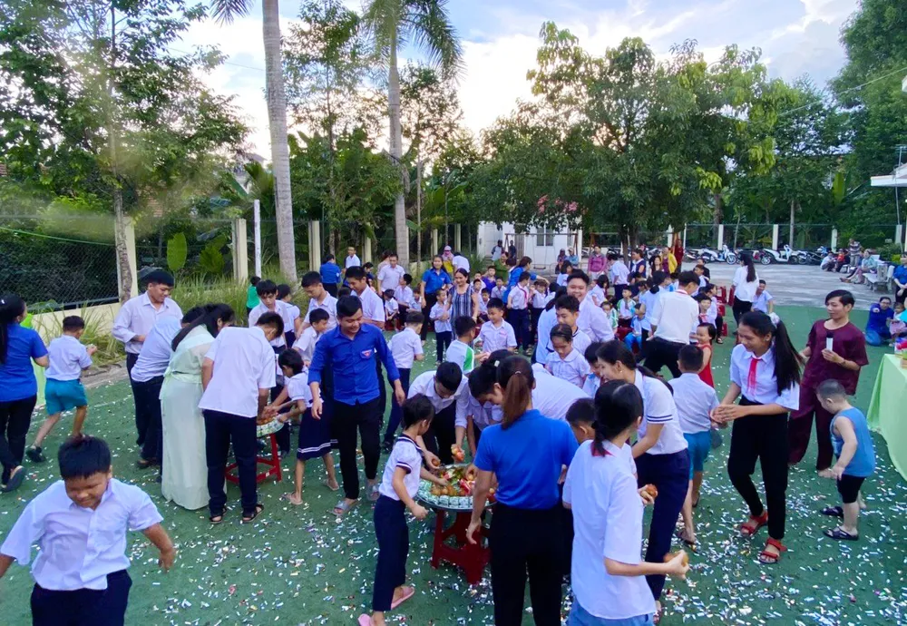 Trung thu đến với các em Trung tâm Nuôi dạy trẻ khuyết tật Võ Hồng Sơn ảnh 7