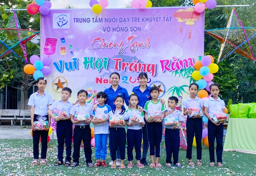 Trung thu đến với các em Trung tâm Nuôi dạy trẻ khuyết tật Võ Hồng Sơn ảnh 2