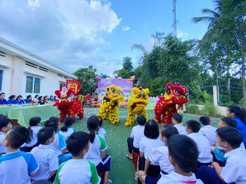 Trung thu đến với các em Trung tâm Nuôi dạy trẻ khuyết tật Võ Hồng Sơn ảnh 1