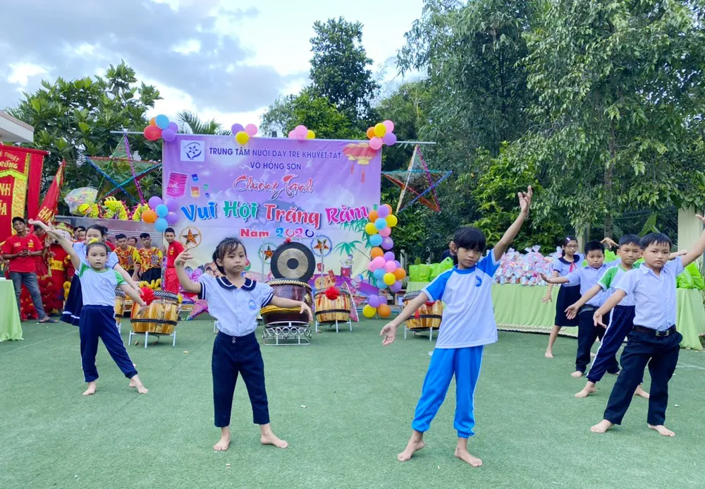 Trung thu đến với các em Trung tâm Nuôi dạy trẻ khuyết tật Võ Hồng Sơn ảnh 5