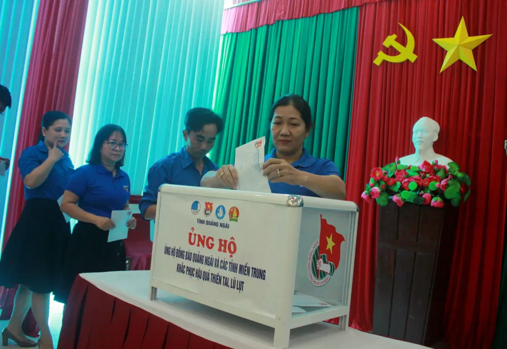 Nhiều cá nhân, đơn vị ủng hộ đồng bào miền Trung bị thiệt hại do mưa lũ ảnh 3